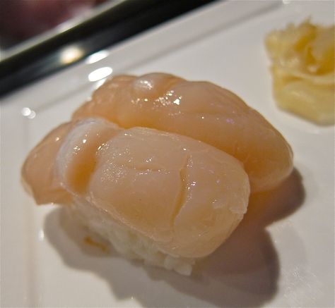 Hotate Sushi/ ultra fresh scallop Scallop Sushi, Aesthetic Sushi, Fresh Scallops, Sushi Love, Sliced Bread, Gourmet Foods, Food Drinks, What To Cook, Japanese Food