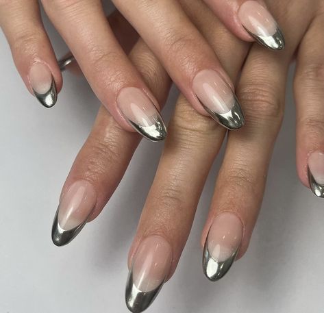 Futuristic Nails, Celebrity Nails Trends, Chrome Nail Designs, Retro Nails, Chrome Nails Designs, Nail Trend, Nail Time, Chrome Nail, Nail Ring