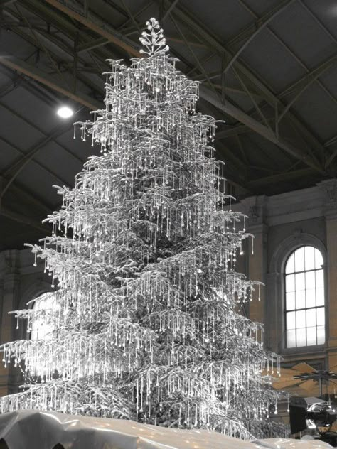 Swarovski Crystal Christmas Tree  This display really knocks your eyes out. Zurich Train Station - Pretty Christmas Trees, Crystal Christmas Tree, Crystal Christmas, Amber Rose, Beautiful Christmas Trees, Silver Christmas, Photo Tree, Noel Christmas, Christmas Love