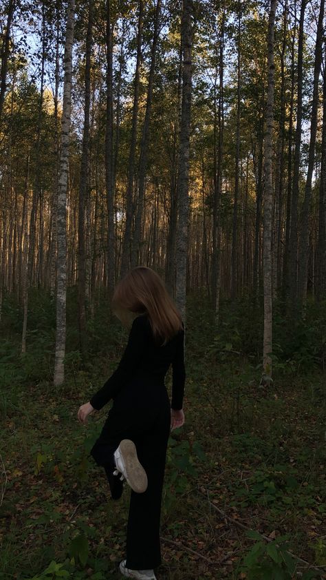 inst: vissskis Forest Pic Ideas, Aesthetic Grunge Outfit, Simple Photo, Foto Ideas Instagram, Aesthetic Grunge, Poses For Photos, Cute Couple Videos, Instagram Foto, Insta Photo Ideas