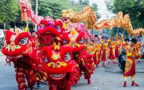 Chinese Lion Dance, Hanoi Old Quarter, Chinese Lion, Vietnam Travel Guide, Symbolic Art, Chinese Festival, Moon Festival, Dragon Dance, Traditional Toys