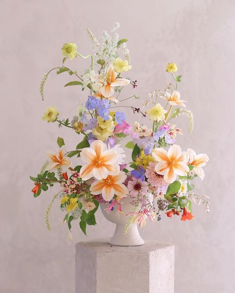 Floral Garden Aesthetic, Flowers Reference Photo, Floral Workshop, Flowers Composition, Wildflower Wedding Theme, Flower Shop Decor, Luxury Flower Bouquets, Spring Flower Arrangements, Bloom Blossom