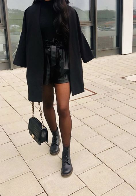 Black Leather Shorts Outfit Plus Size, Outfit Short Noir, Outfit Short En Cuir, Black Mini Skirt And Tights Outfit, Short En Cuir, Winter Shorts Outfits, Drinks Outfit, Looks Com Short, Short Cuir