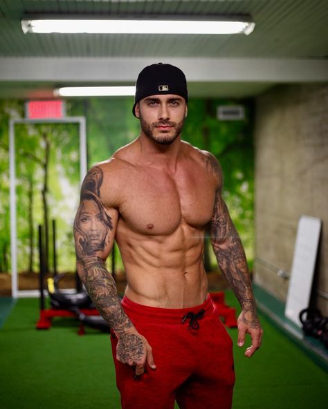 Mike Chabot 🇨🇦 on Instagram: “Still taking clients for personal training 💪🏽 Tag a friend who need some motivation on this friday night” Mike Chabot, Boy Models, Tag A Friend, Muscle Men, Personal Training, Friday Night, A Good Man, Swim Trunk, Fitness Models