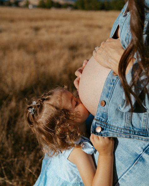 I was so excited to take Emily & Alex’s maternity photos of baby boy and BIG sister looks so proud 🩵 Fun little fact, I had my first maternity photos taken at this ranch for baby Stella who is now almost 11 🥹 Pregnancy Photos With Siblings, Second Baby Maternity Photos, Second Pregnancy Photoshoot, Maternity With Toddler, Baby Maternity Photos, Pregnant Photoshoot, Maternity Photography Poses Outdoors, Holiday Pics, Baby Stella