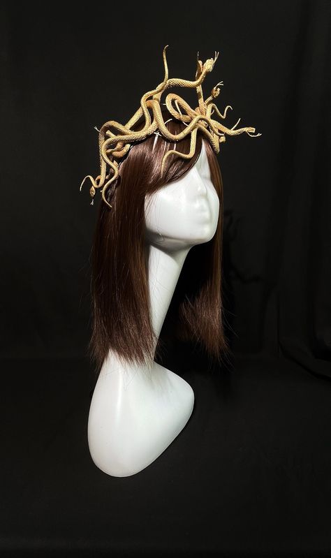 Medusa halo gorgon crown is ideal for photo shoot or Helloween or party.  Attention  Medusa crown are handmade using quality and a variety of materials: - metal headaband - rubber snakes - metal filigree - glass rhinestones - the crown is painted with your chosen color - gold, silver, black, green, red, etc. The snake wreath is flexible and is tied at the back with a ribbon. Item is non-refundable. Before buying, read the rules of the store. The chain can be with large or small links Estimated D Snake Tiara, Medusa Head Piece, Snake Headdress, Medusa Headdress, Snake Wreath, Medusa Crown, Snake Crown, Medusa Headpiece, Halloween Headpiece