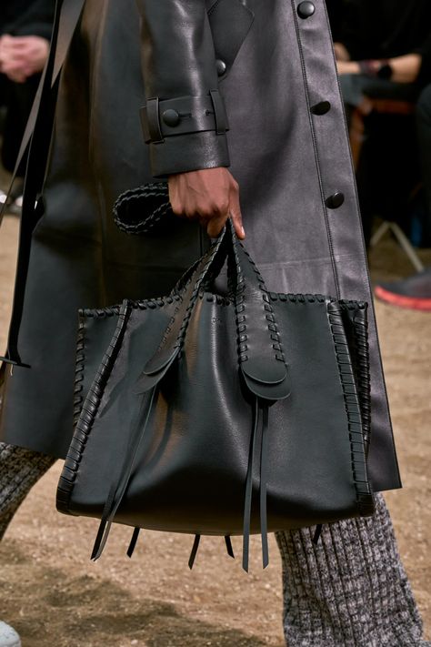 Black Designer Bags, Fashion Runway Show, Fall 23, Diy Bags Purses, Bag Obsession, Total Black, Best Black, Fall 2022, Fashion Sewing