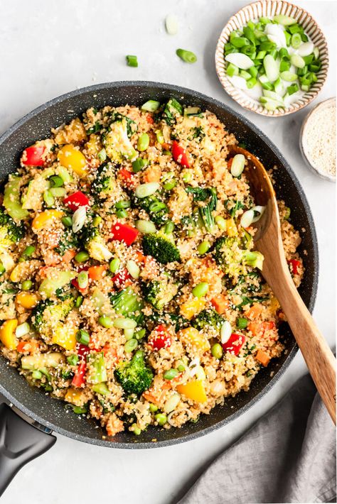 Quinoa Veggie Stir Fry with Peanut Sauce - Hummusapien Quinoa Stir Fry Recipes, Stir Fry Quinoa, Stir Fry With Peanut Sauce, Healthy Vegetarian Meal Plan, Quinoa Stir Fry, Vegetable Stir Fry Recipe, Bowls Recipes, Lunch Bowls, Vegetarian Stir Fry