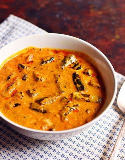 Dahi bhindi recipe- tangy and mildly spiced okra in yogurt curry served for lunch in a white serving bowl. Bhindi Recipe Indian Style, Fresh Okra, Bhindi Recipe, Yogurt Curry, Best Vegetable Recipes, Curry Recipes Vegetarian, Vegetable Casserole Recipes, Tomato Gravy, Recipe Indian