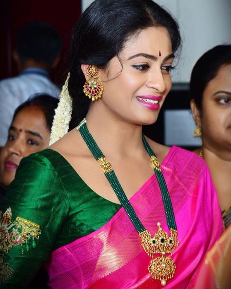 #southindian #attire #jewls #makeup #sareeblouse #happiness #memories #love #smile #weddinggala #prettywomen @swapnareddy_apr_9449… Rani Haram, Long Jewellery, Emerald Jewellery, Saree Jewellery, Saree Blouse Neck Designs, Fancy Jewelry Necklace, Beautiful Sarees, Lotus Jewelry, Beads Design