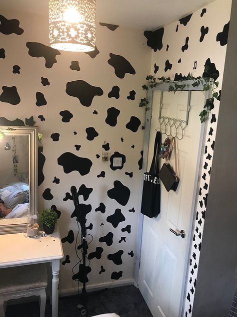 Cow Print Accent Wall Bedroom, Cowprint Walls, Cow Print Bedroom Ideas, Cow Room, Cowgirl Bedroom, Cow Stuff, Girl Apartment Decor, Cow House, Western Bedroom Decor