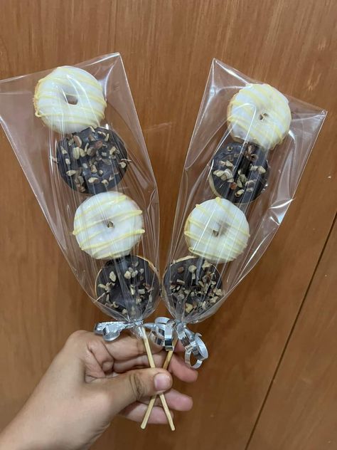 Mini Bisness Idea, Donut Designs Ideas, Mini Donuts Packaging, Mini Donuts Decoration, Donut Decorating Ideas, Mini Donuts Maker, Bake Sale Packaging, Cookie Factory, Santo Andre