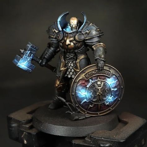 Miniature Figures Fantasy, Warhammer Marine, Painting Figurines, Miniatures Painting, Black Armor, Stormcast Eternals, Warhammer Figures, Warhammer Paint, Warhammer Age Of Sigmar