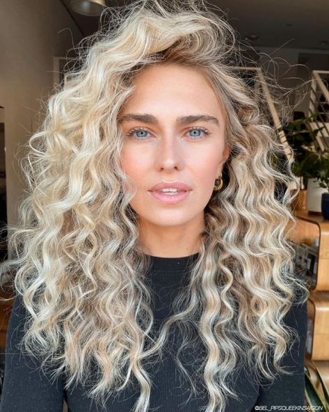 Blond Curly Hair, Trendy We Fryzurach, Highlights Curly, Highlights Curly Hair, Blonde Curly Hair, Colored Curly Hair, Blonde Hair Color Ideas, Blonde Hair Looks, Blonde Hair Inspiration