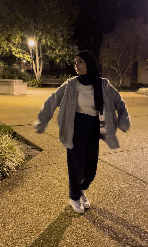 Outfit With Sweatpants, Outfit Ideas Sweatpants, Black Sweatpants Outfit, Hoddies Outfits, Outfit Sweatpants, Oversized Black T Shirt, Outfit Modest, Outfit Korean Style, Muslim Outfits Casual