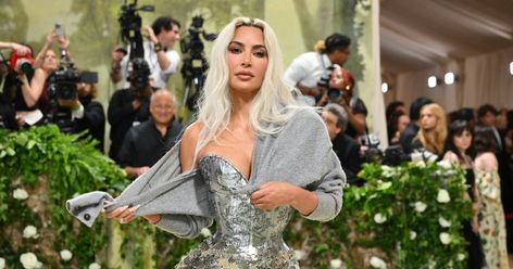 Kim Kardashian shocks fans with tiny waist at Met Gala. What do health experts say? Maison Margiela Dress, Parents Baby, Concert Series, Holiday Inspiration, Kids Health, The Red Carpet, Book Of Life, Womens Health, Kim Kardashian