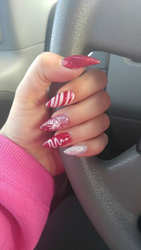 Christmas Nails Stiletto, White Stiletto Nails, Nails Xmas, Pink Stiletto Nails, Xmas Nail Designs, Holiday Nails Winter, Christmas Tree Nails, Natural Nail Art, December Nails