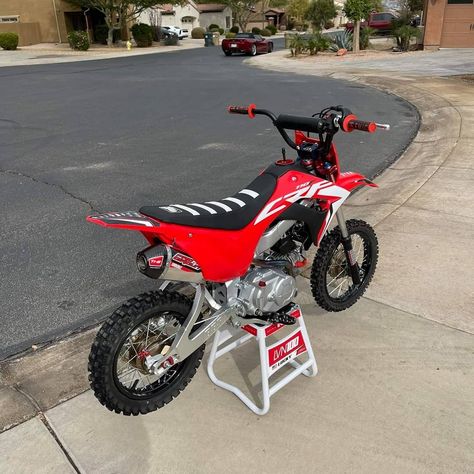 Crf 110 Pit Bike, Pretty Bikes, Dirt Scooter, 110 Pit Bike, Pit Bikes, Cool Dirt Bikes, Tag Yourself, Honda Bikes, Pretty Bike