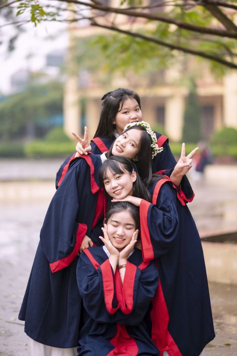 Group Photoshoot Graduation, Korean Graduation Photoshoot, Group Graduation Photoshoot, Graduation Group Photos, Graduation Group Pictures, Graduation Pictures Group, Graduation Poses With Friends, Graduation Group Photo Ideas, Group Graduation Pictures