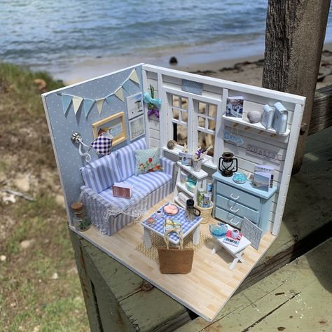 Miniature Beach House Seaside Dolls House, Miniature Beach House, Dollhouse Shelf, Ginger House, Beach Cabana, Beach House Kitchens, Cottage By The Sea, Miniature Projects, Miniature Rooms