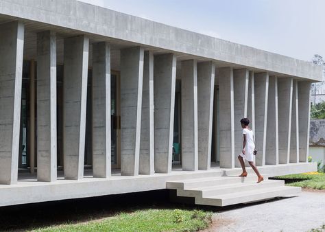 Local Architecture create extension for the Swiss embassy Ivory Coast Africa, Concrete Exterior, Midcentury House, Commercial And Office Architecture, Concrete Column, Concrete Architecture, Living Modern, Interesting Buildings, Concrete Structure