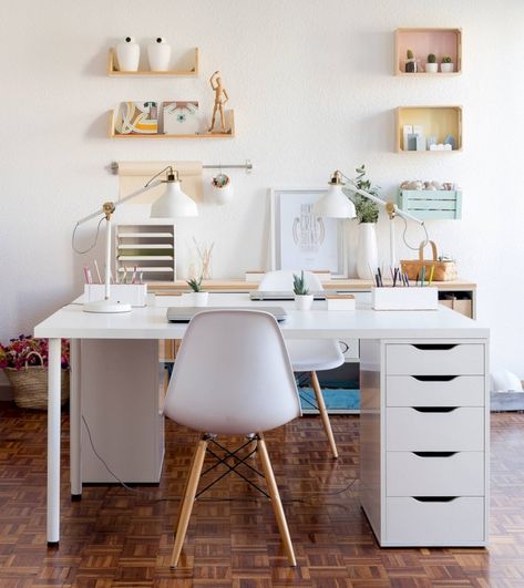 Neat and clean minimalist workspace design ideas for your home 29 Ikea Linnmon, Bureau Decor, Ikea Desk Hack, Reka Bentuk Dalaman, Hiasan Dalaman Rumah, White Desk Office, Hiasan Bilik Tidur, White Office Chair, White Desk