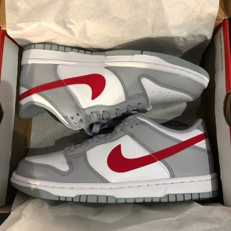 Grey red Nike dunks Red Nike Dunks, Estilo Cholo, Pretty Sneakers, Shoes For School, Custom Shoes Diy, Back To School Shoes, Trendy Shoes Sneakers, Nike Fashion Shoes, Pretty Shoes Sneakers