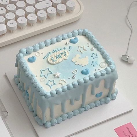 Pastel Blue Cake Birthday, New Jeans Cake Ideas, Cute Square Cake, Cute Blue Birthday Cakes, Square Cake Aesthetic, Cake Designs Square, Square Cake Decorating, Blue Cake Designs Birthday, Square Cake Decorating Ideas