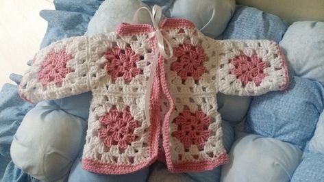 Granny Square Baby Jacket - a quick and easy gift Granny Square Poncho Pattern Free, Crochet Patterns Cardigans, Crochet Jackets, Baby Jackets Pattern, Wool Patterns, Sunburst Granny Square, Crochet Baby Sweater Pattern, Crochet Baby Jacket, Crochet Baby Sweaters