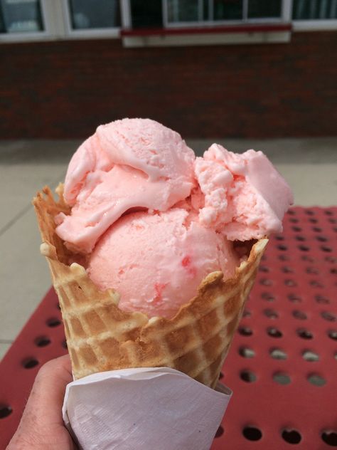 Waffle Cone Ice Cream, Ice Cream Cones Recipe, Bubble Gum Ice Cream, Waffle Cone Recipe, Ice Cream Waffle, Ice Cream Waffle Cone, Cone Ice Cream, Ice Cream Smoothie, Cherry Ice Cream