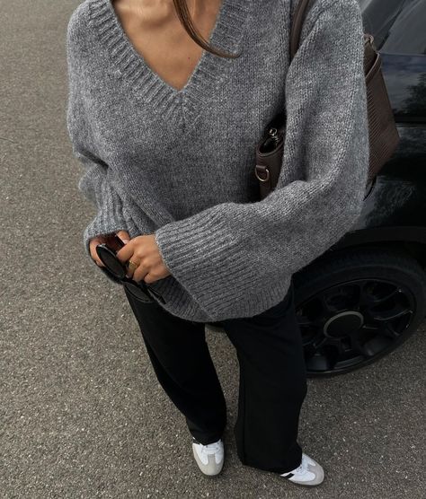 V-neck Sweater, V Neck Knit Sweater Outfit, Oversized V Neck Sweater Outfit, V Neck Sweater Outfit Aesthetic, V Neck Sweater Outfit, Grey Sweater Outfit, Pull Col V, Outfit Inspo Fall, Business Casual Outfits