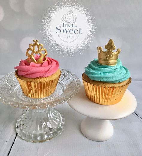 Cupcakes for a Prince and princess Prince And Princess Cupcakes, Prince And Princess Birthday Party, Prince Cupcakes, Princess Birthday Cupcakes, Cupcakes Princesas, Cupcake Princess, Disney Princess Birthday Cakes, Birthday Cupcakes Boy, Crown Cupcakes