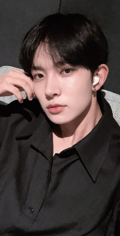 Lee Heesung Enhypen, S Name Wallpaper Love Black, Lee Heesung, Friendship Photoshoot, Korean Picture, Enhypen Wallpaper, Lomo Card, Boyfriend Wallpaper, Ideal Boyfriend