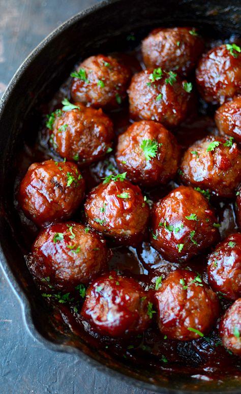 Cranberry Sauce Meatballs, Chipotle Meatballs, Cranberry Meatballs, Chicken Meatball Recipes, Honey Chipotle, Crock Pot Meatballs, Slow Cooker Meatballs, Homemade Meatballs, Chipotle Sauce