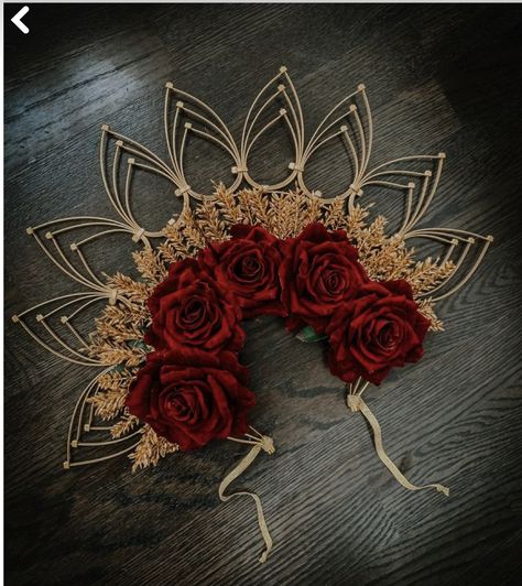 Heloween Ideas, Day Of The Dead Crown, Mexican Flower Crown, Red Flower Crown, Dia De Los Muertos Decorations Ideas, Diy Carnival, Crown Halo, Crown Photos, Dark Red Roses