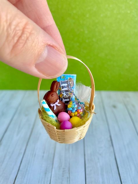 How To Make Miniature Things, Barbie Supplies, Easter Miniatures, Crochet Easter Eggs, Mini Crafts, Miniature Easter, Easter Dolls, Easter Figurine, Doll House Pets