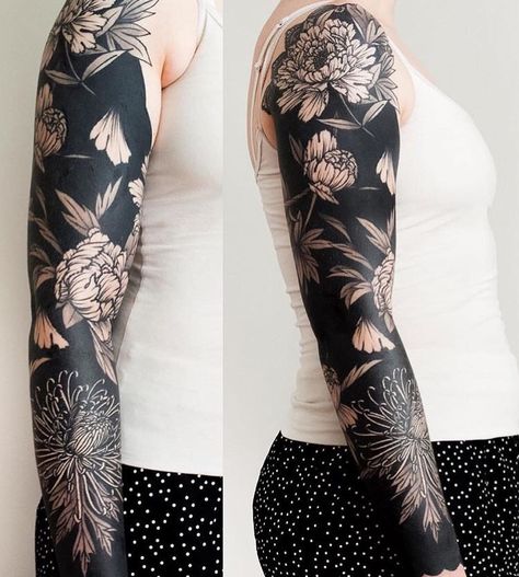 Space Tattoo Sleeve, Negative Space Tattoo, Mangas Tattoo, Dibujos Tattoo, Tattoo Background, Blackout Tattoo, Tattoo Magazine, Upper Arm Tattoos, Floral Tattoo Sleeve