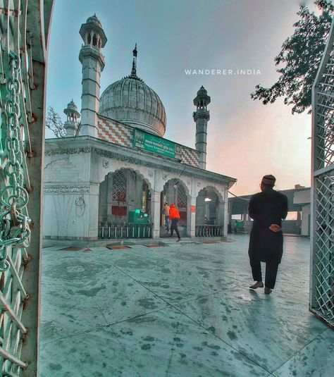 Hazrat Qamar Ali Darvesh Dargah is in Shivapur, a small village around 16 km away from Pune city. ... Hazrat Qamar Ali Darvesh became Sufi whose name means wisdom. He died at an age of 18 years and later on, they declared him as a saint. His tomb at Shivapur is a place of pilgrimage since then. Dargah Shareef, Khwaja Ji, Pune City, Khwaja Ji Pic, Muslim Culture, Small Village, Allah Islam, Jungkook Aesthetic, Islamic Images