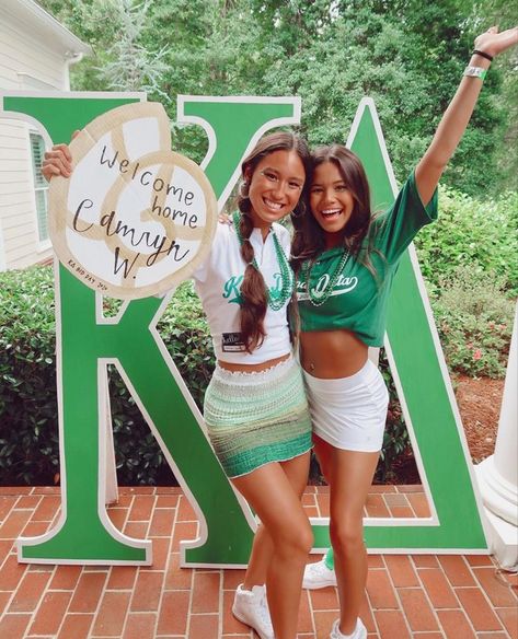 Kappa Delta Recruitment, Emerald City Theme, Kappa Delta Bid Day, St Pattys Outfit, Tight Skirt Outfit, St Pattys Day Outfit, Sorority Girls, Kappa Delta Sorority, Sorority Sisterhood