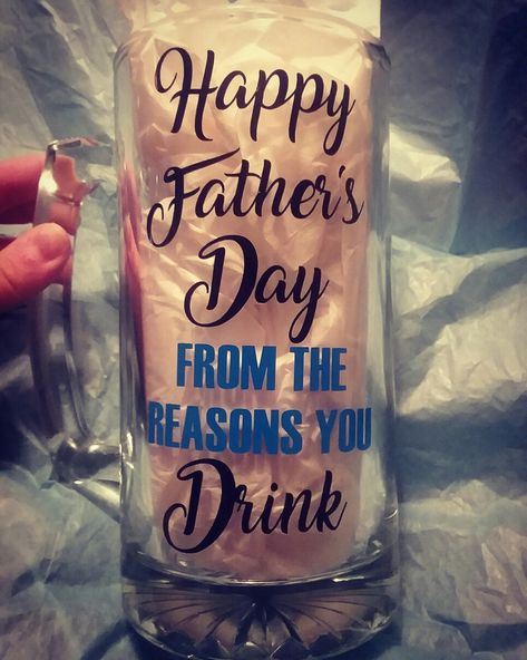 Father's Day custom vinyl beer mug! Contact me to order yours, or visit www.facebook.com/innovativecustom Cricut Fathers Day Gifts To Sell, Fathers Day Vinyl Gift Ideas, Fathers Day Gifts Ideas Diy Cricut, Father’s Day Cricut Ideas, Fathers Day Gifts Ideas Cricut, Fathers Day Cricut Projects, Fathers Day Cricut Ideas, Cricut Fathers Day Gifts, Vinyl Gift Ideas