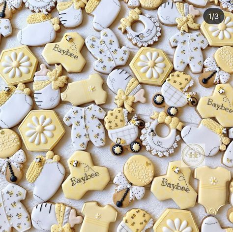 Bee Baby Shower Cookies, Baby Biscuits, Birthday Sweets, Daisy Baby Shower, Honey Bee Baby Shower, Bee Cookies, Woodland Baby Shower Decorations, Bee Baby Shower Theme, Bumble Bee Baby Shower