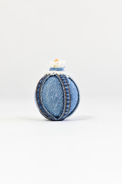 A perfect gift for X-mas, change old jeans into beautiful Christmas balls made simply with strips of hems and denim leftovers. When this item is sold out, it is made to order. Denim leftovers Denim hems One of a kind piece Size 7 cm x 7 cm Handmade in Rotterdam Fabric Covered Christmas Balls, Denim Christmas, Fabric Balls, Denim And Diamonds, Denim Decor, Luxe Jewelry, Jeans Fabric, Resin Coating, Old Jeans