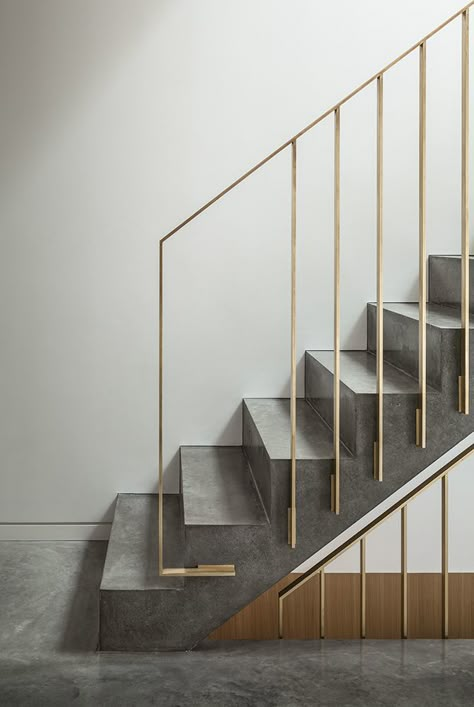 Metal Handrails For Stairs, Modern Staircase Railing, درابزين السلم, Interior Door Colors, Interior Stair Railing, Staircase Interior Design, Modern Stair Railing, Staircase Design Modern, Concrete Staircase