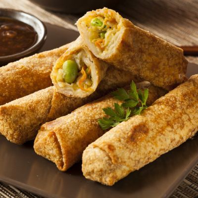 This Edamame egg roll recipe is an ideal healthy option for the upcoming Superbowl. It's a crunchy snack that's better that your fries and nuggets. Southwestern Eggrolls Recipe, Chilis Southwestern Eggrolls, Vegetarian Chinese Recipes, Maggi Recipes, Chinese Egg, Meat Rolls, Egg Roll Recipes, Egg Roll, Bean Sprouts