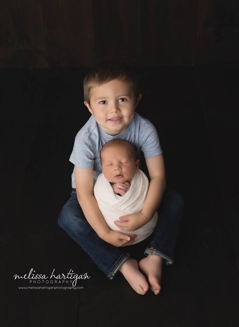 Newborn Family Photos Sibling Big Brothers, Big Brother Photoshoot, Newborn Photography Boy With Sibling, Newborn Pictures Boy, Simple Newborn Photos, Brother Pictures, Brothers Photography, Brother Photos, Newborn Sibling