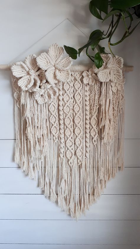 Macrame Flower Wall Hanging, Diy Macrame Wall Hanging, Macrame Flower, Macrame Wall Hanging Tutorial, Macrame Wall Hanger, Macrame Headboard, Makramee Diy, Macrame Backdrop, Flower Wall Hanging