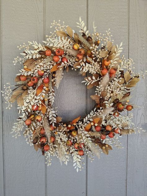 Black Front Door Fall Decor, Diy Fall Wreaths For Front Door, Fall Reefs For Doors, Autumn Door Wreath, Autumn Aesthetic Cozy Home, Fall Wreaths For Front Door Farmhouse, Simple Fall Wreaths For Front Door, Fall Porches Ideas Autumn, Fall Wreaths For Front Door Autumn