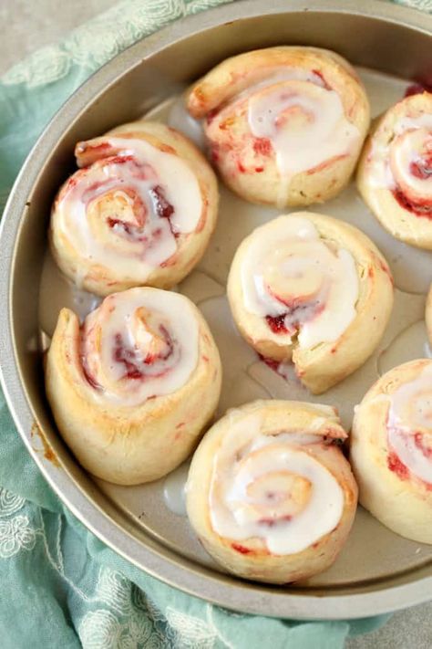 Super Easy Strawberry Sweet Rolls Recipe Strawberry Sourdough, Strawberry Sweet Rolls, Strawberry Rolls, Sweet Rolls Recipe, Dessert Strawberries, Monkey Breads, Strawberry Cinnamon Rolls, Dessert Inspiration, Sweet Roll Recipe