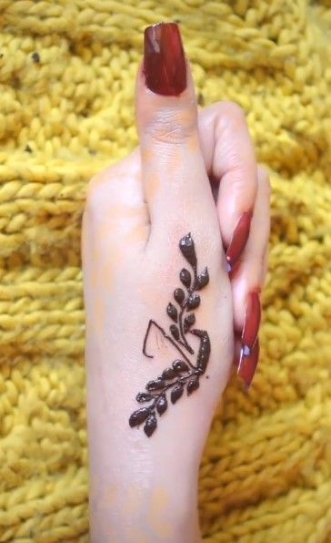 #Beautiful #Letters #loversname #MehndiTattooDesignForLovers #MehndiDesigns #tattoos #namewrite #writetattoos #neck #hand #heenatattoo #alphabets #Written #letters #loveletters #MehndiTattoo #stylishname #beautifulname #ManOo_BiLiiiii Alphabet Mehendi Designs, Mehndi Simple Designs, Z Wallpaper Letter Aesthetic, Baby Mehndi Design, Written Letters, Z Alphabet, Beautiful Letters, Finger Henna Designs, Finger Henna