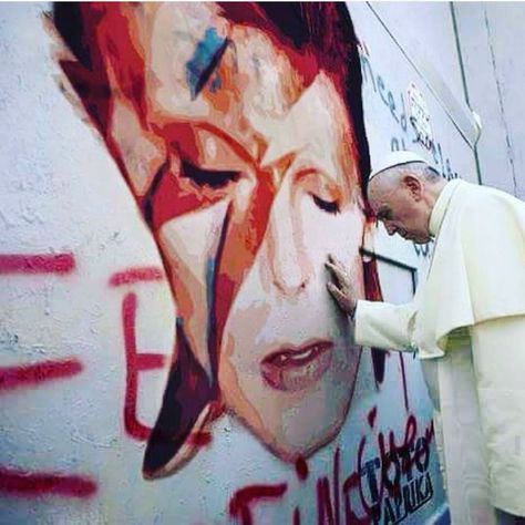 The Pope paying homage to David Bowie Bowie Funny, Messy Drawer, Maxon Schreave, Moonage Daydream, Goblin King, Major Tom, Ziggy Stardust, Mia 3, Arte Inspo